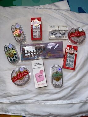 Mixed Press-On Nail Set - eyelashes not included Assorted Colors